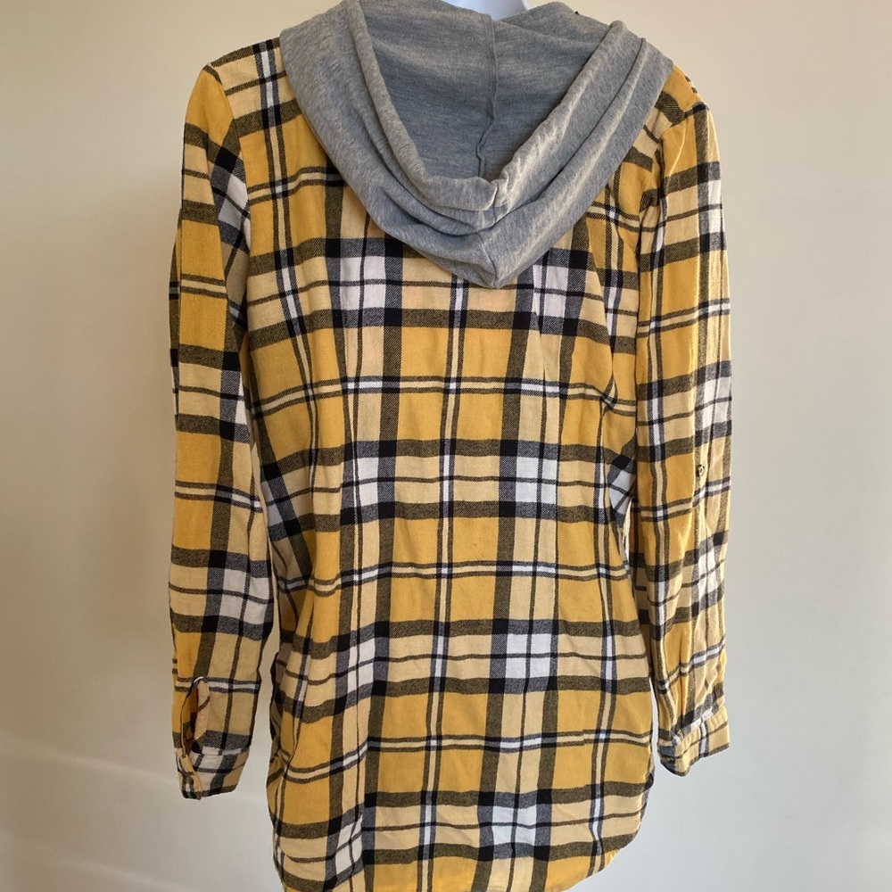 ⭐️4/$30 PattenButton Down - Picture 2 of 2